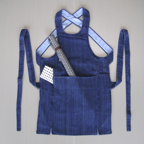 さしことは、（被服の)生地に一針、一刺、糸を通して縫いつける技法のことです。こうすると被服の強度やクッション性を増すことから、日本では肉体的労働者の作業着を縫製する方法として一般的に使われ、今も消防着や柔道着などで使われています。　