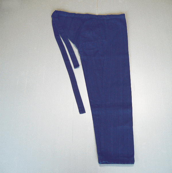 藍染は色落ちしますので、着用前に一度すすぎをおすすめします。その後初めの2〜3回は淡色の物とは分けて単独でお洗濯下さい。