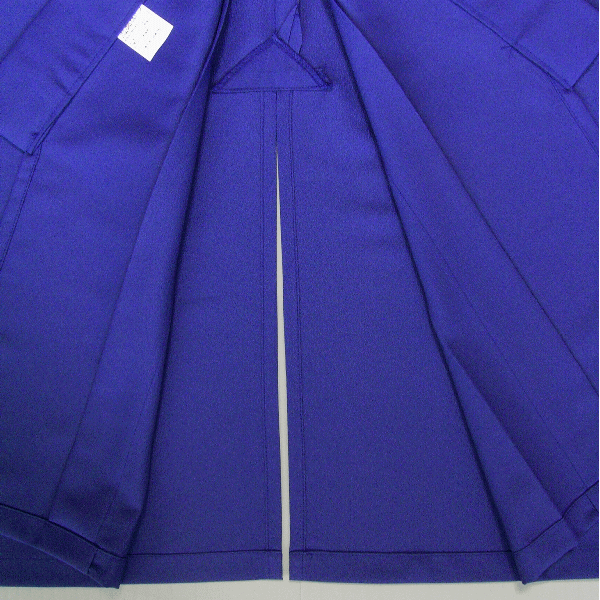 袴用着物　うまのり袴でも動きやすいように、身丈を短くして背縫いの割れた形状（スリット）とした画期的な商品です。
